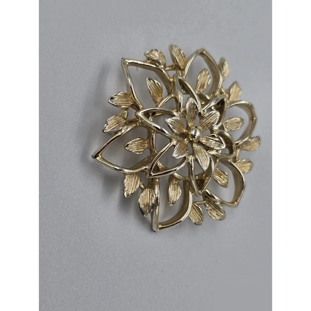 Vintage Sarah Coventry Brooch Pin Pendant Gold Tone Flower Jewelry Signed